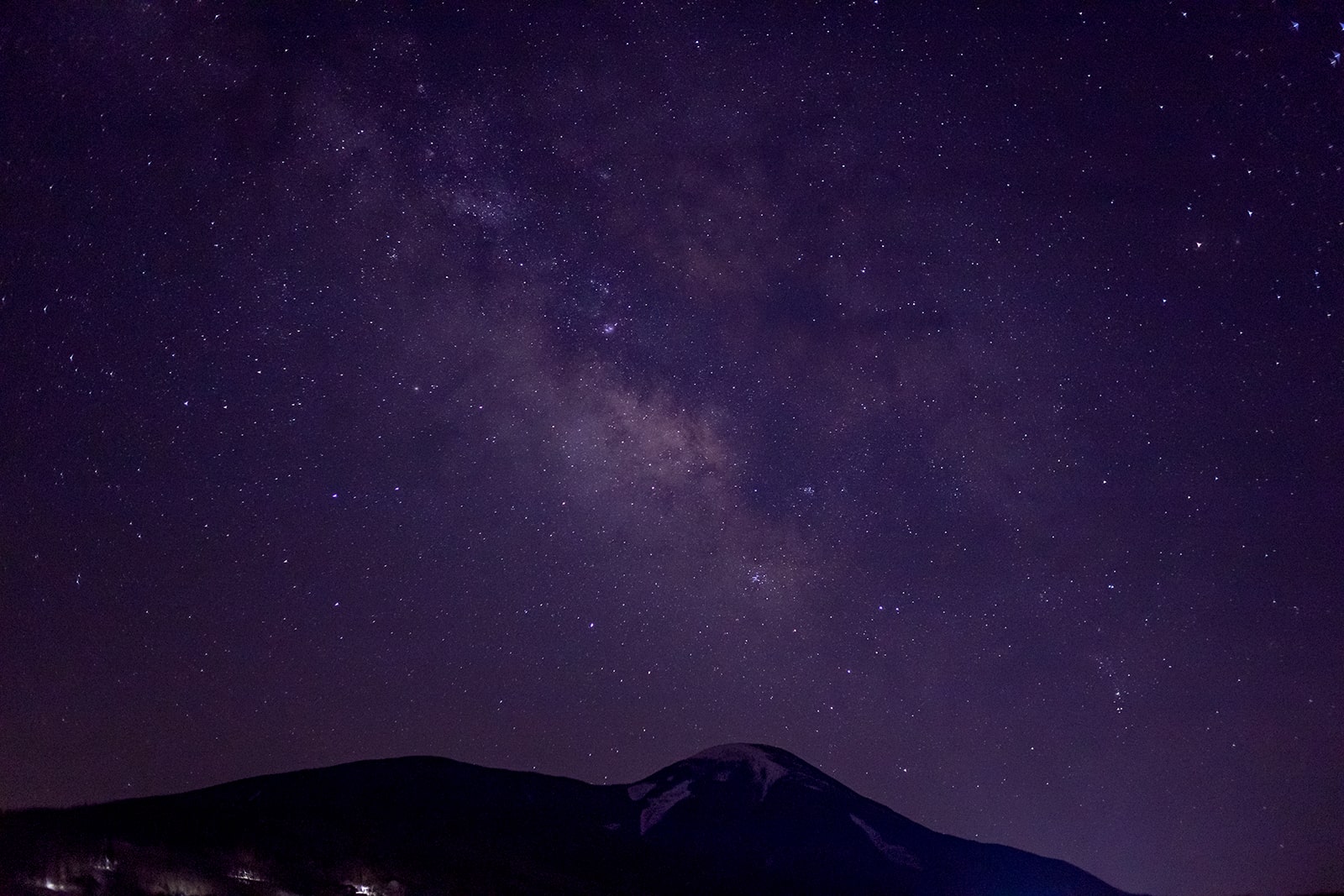 蓼科第二牧場から見た蓼科山と満天の星空