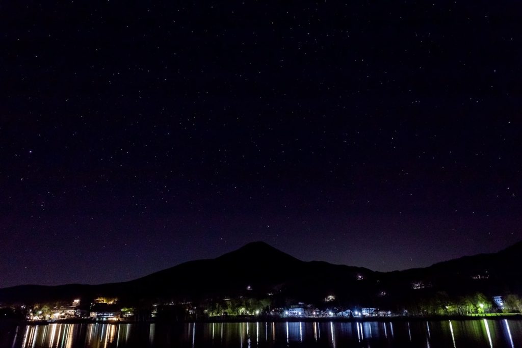 人気の観光リゾート地である白樺湖畔から見た星空