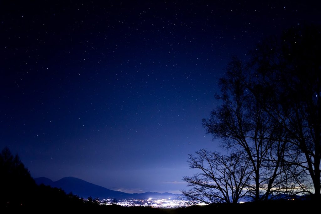 白樺高原の北側入り口にあたる三望台からは浅間連山や佐久平の夜景とともに満点の星空を眺められる