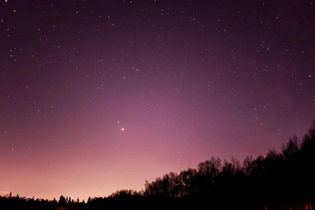西の空に浮かぶ木星と土星。蓼科第二牧場から12月10日に撮影