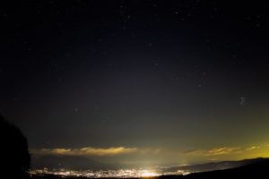 2020年11月9日、蓼科第二牧場からの星空。佐久平の夜景とプレアデス星団など