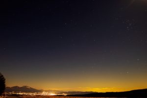 2020年12月26日、蓼科第二牧場からの星空と夜景。ぎょしゃ座のカペラやおうし座のアルデバランが輝く夜空。